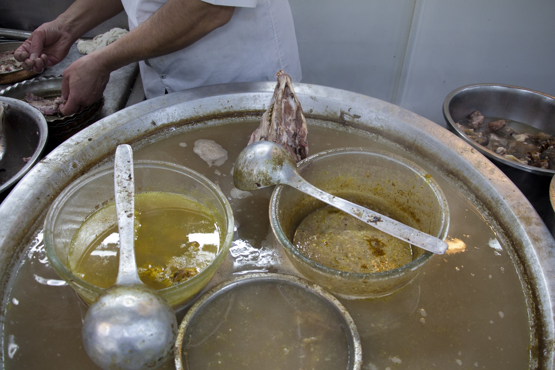 Kalleh pacheh — a traditional Persian early-morning lamb broth.